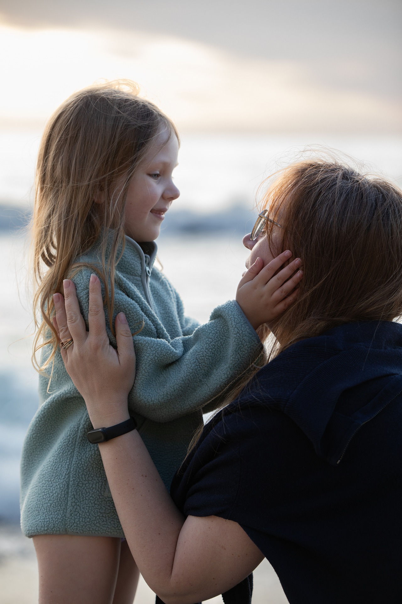 parent et enfant dans un moment de soutien face à la phobie scolaire