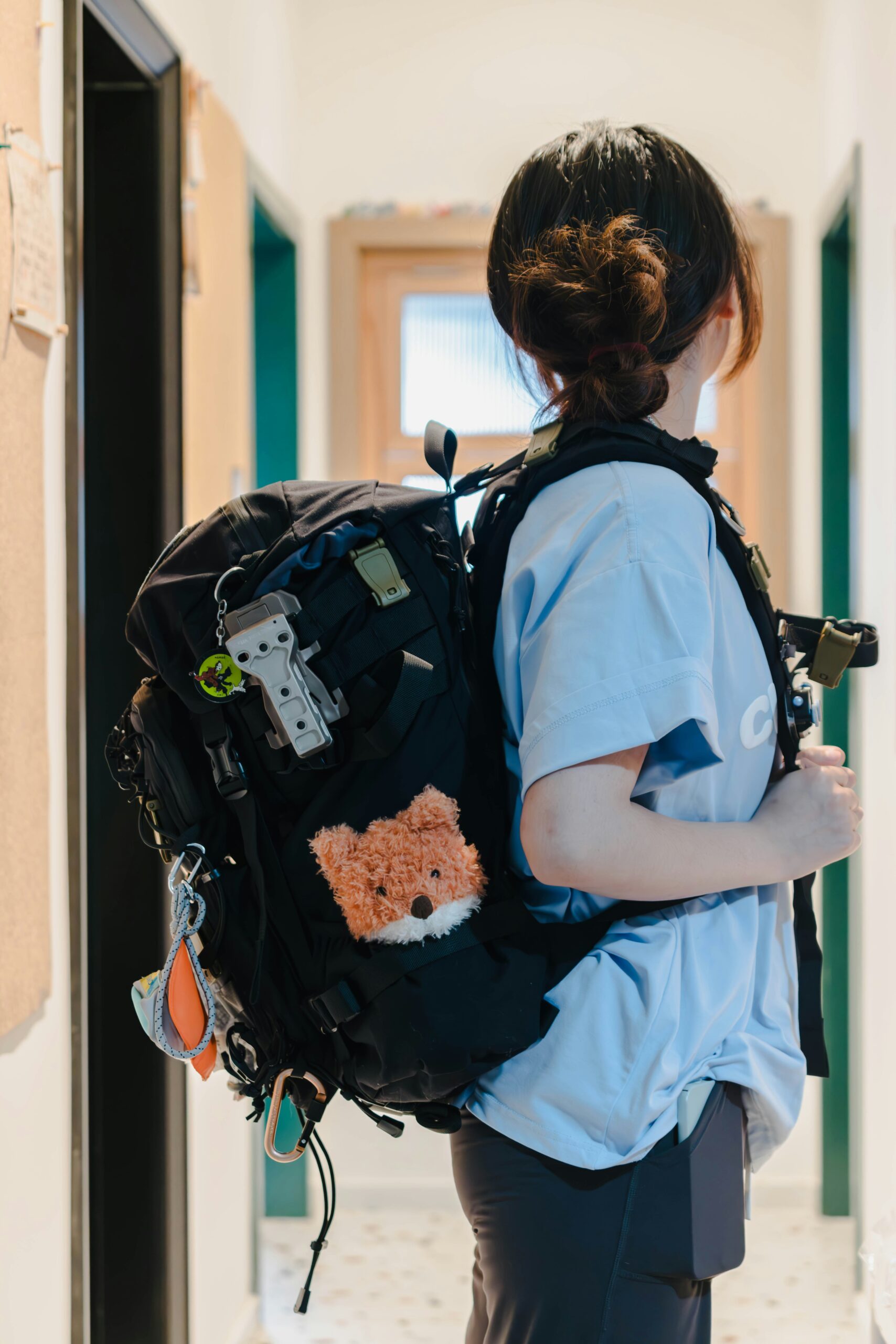 enfant avec cartable dans un couloir scolaire - phobie scolaire